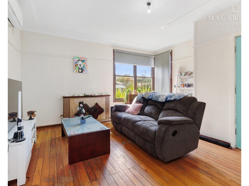 6 Phillip Avenue, Mount Austin NSW 2650