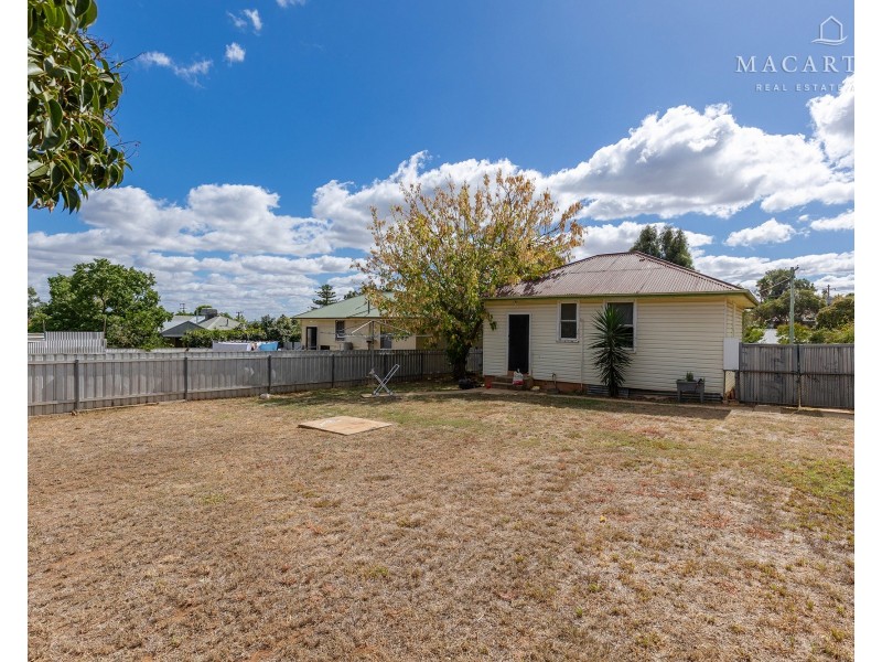 6 Phillip Avenue, Mount Austin NSW 2650
