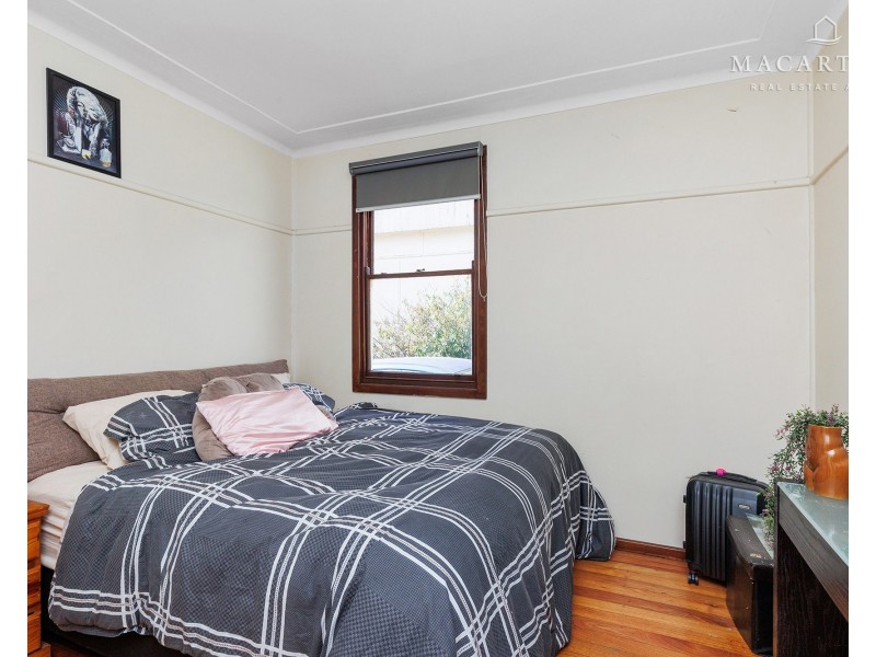 6 Phillip Avenue, Mount Austin NSW 2650