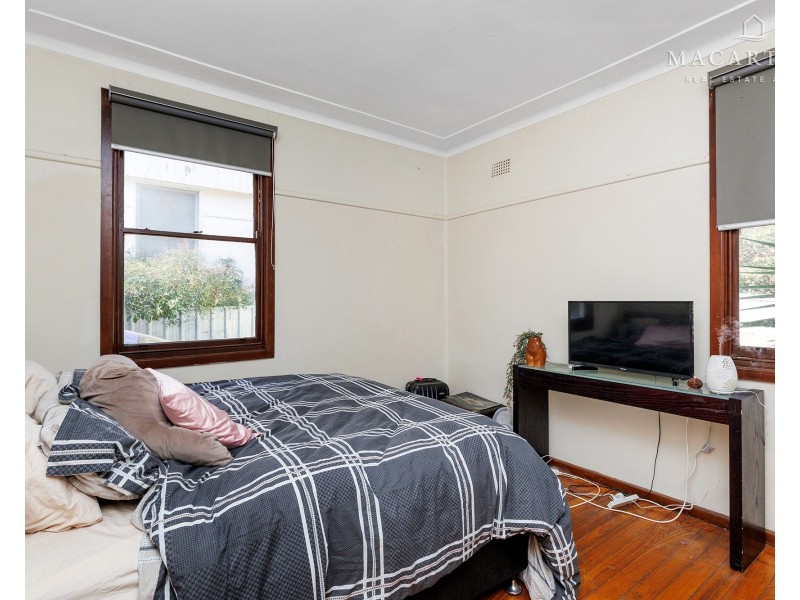 6 Phillip Avenue, Mount Austin NSW 2650