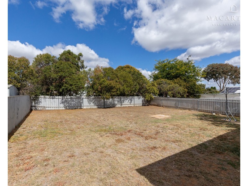 6 Phillip Avenue, Mount Austin NSW 2650