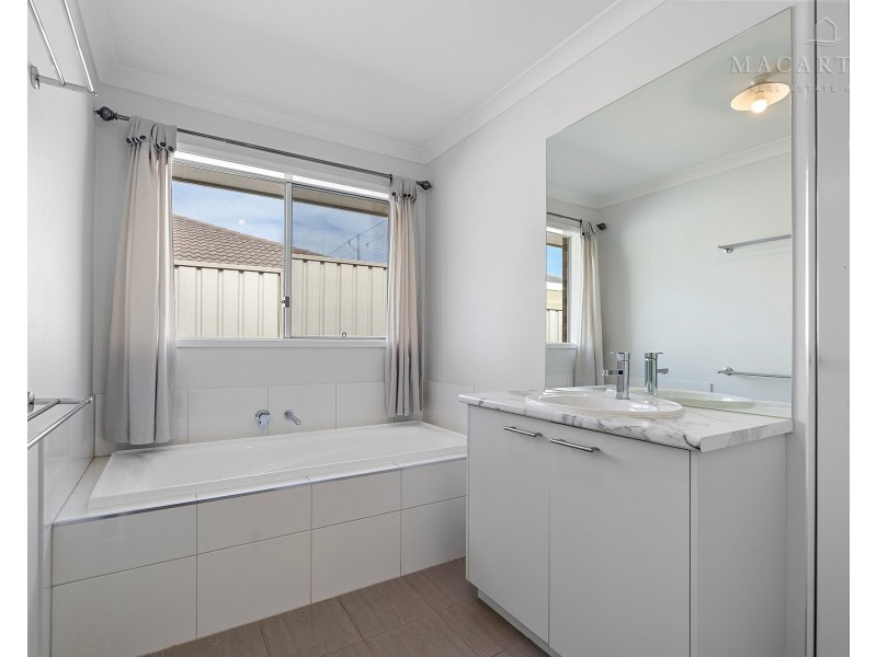 303 Lake Albert Road, Kooringal NSW 2650