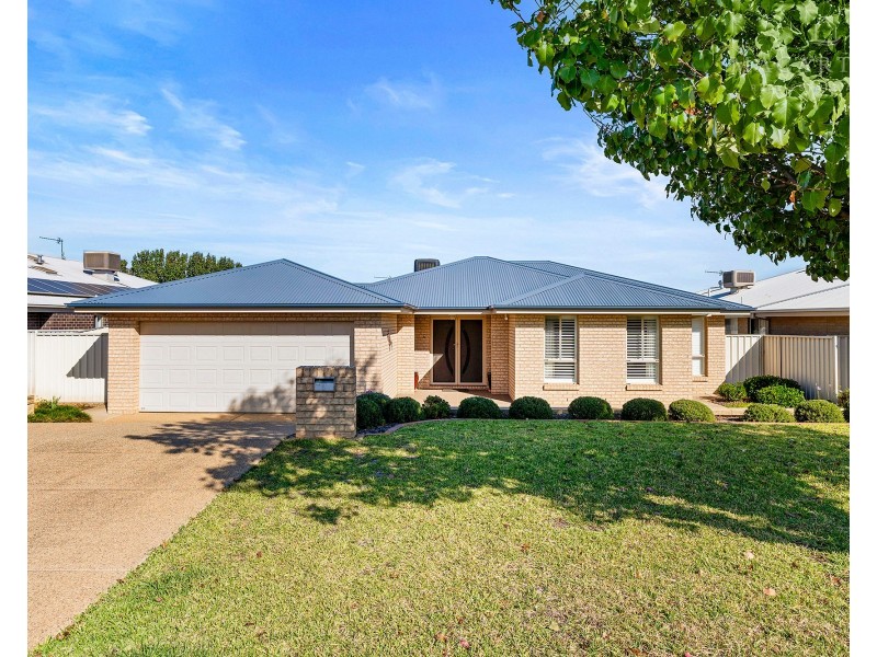 30 Dundale Crescent, Estella NSW 2650
