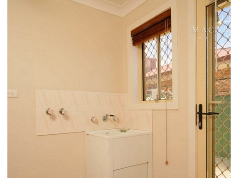 8/95 Balleroo Crescent, Glenfield Park NSW 2650