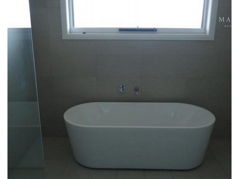 8 Goldstein Crescent, Lloyd NSW 2650