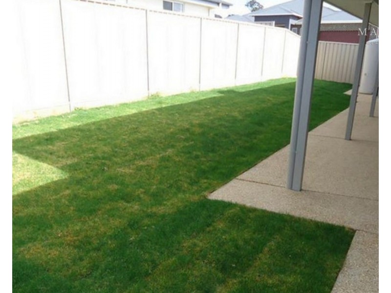 8 Goldstein Crescent, Lloyd NSW 2650