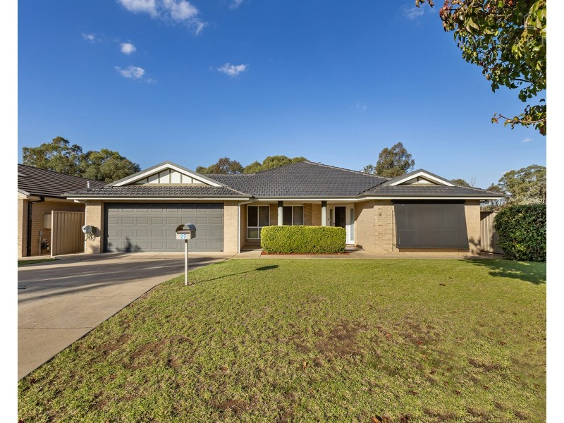 27 Barrima Drive, Glenfield Park NSW 2650