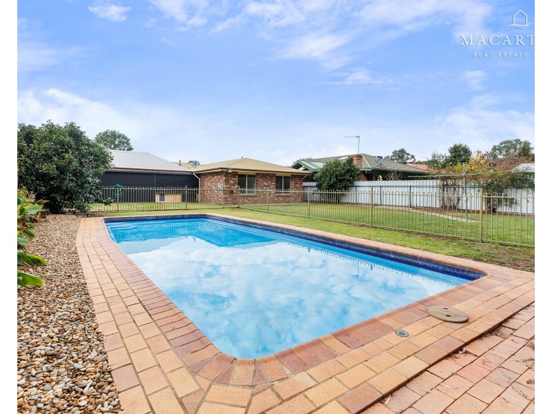 8 Bocquet Street, Lake Albert NSW 2650