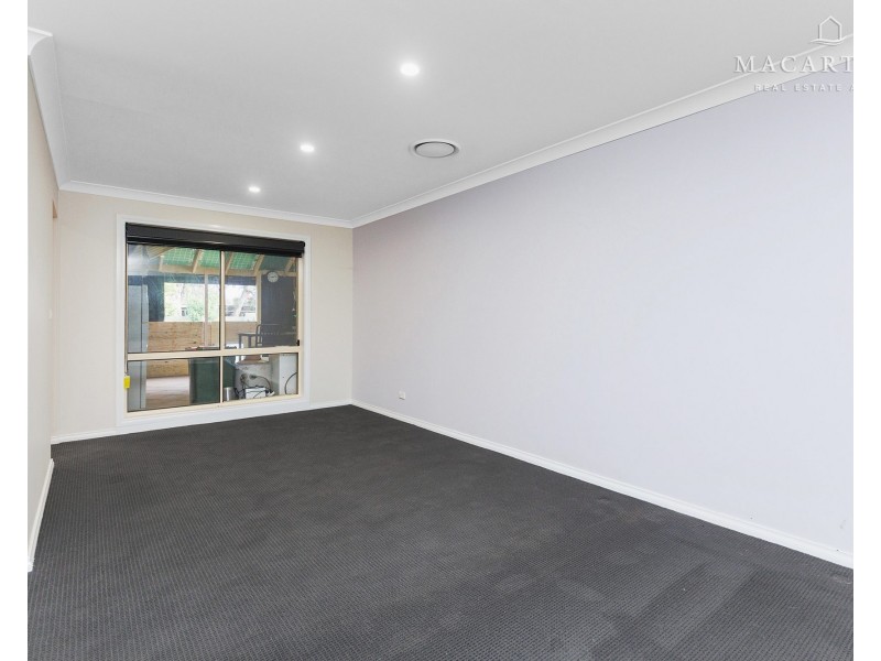 8 Bocquet Street, Lake Albert NSW 2650