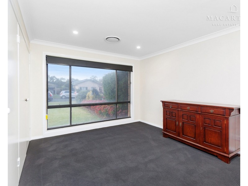 8 Bocquet Street, Lake Albert NSW 2650