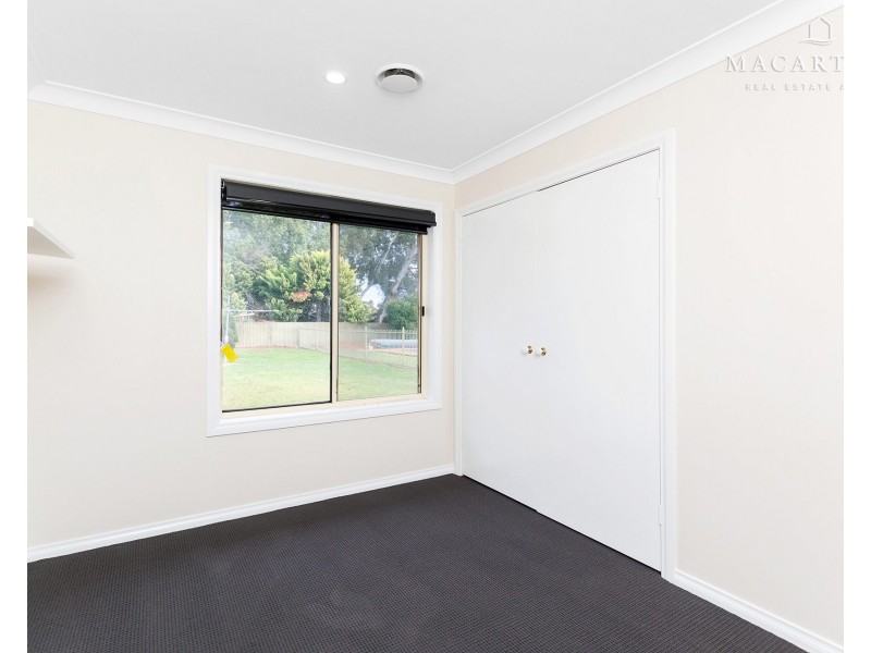 8 Bocquet Street, Lake Albert NSW 2650