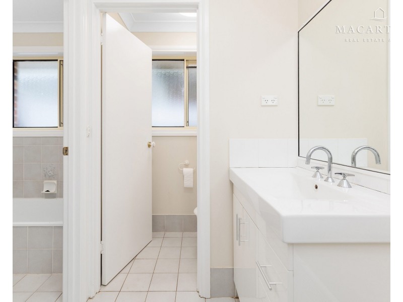 8 Bocquet Street, Lake Albert NSW 2650