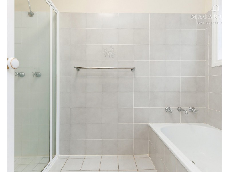 8 Bocquet Street, Lake Albert NSW 2650