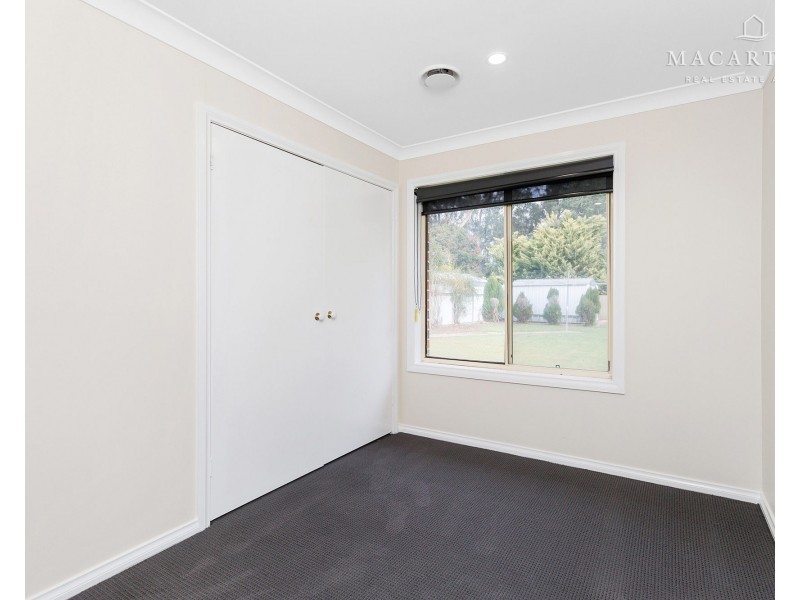 8 Bocquet Street, Lake Albert NSW 2650