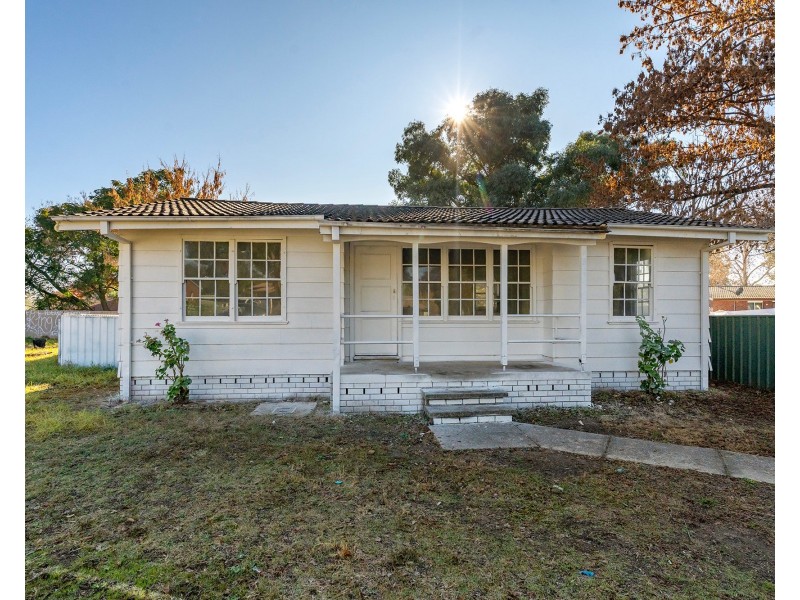 8 Kenny Place, Tolland NSW 2650