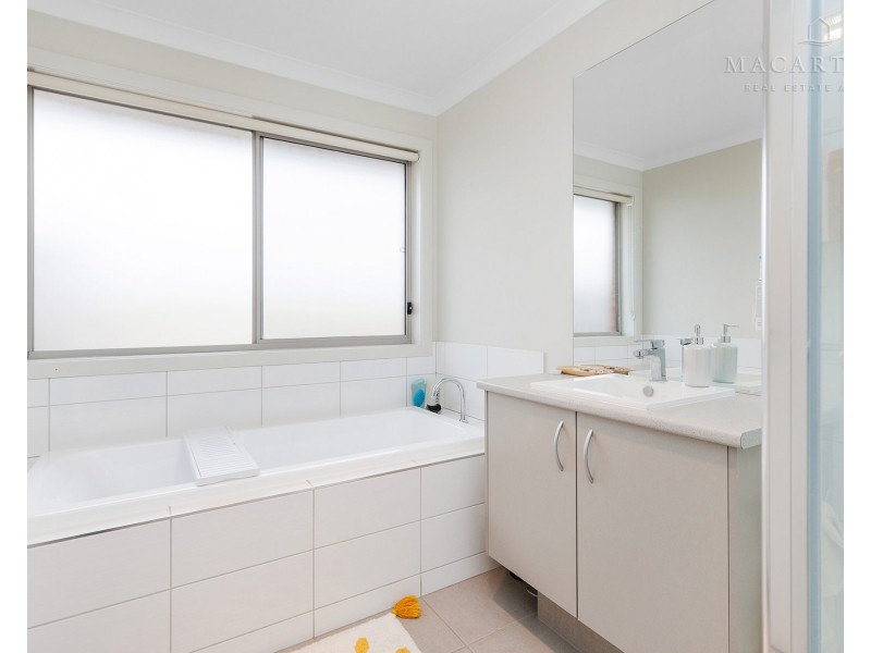 3 Mulberrygong Court, Gobbagombalin NSW 2650