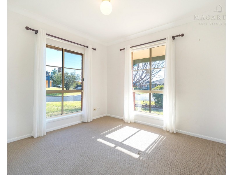 1/4 Nunkeri Street, Glenfield Park NSW 2650