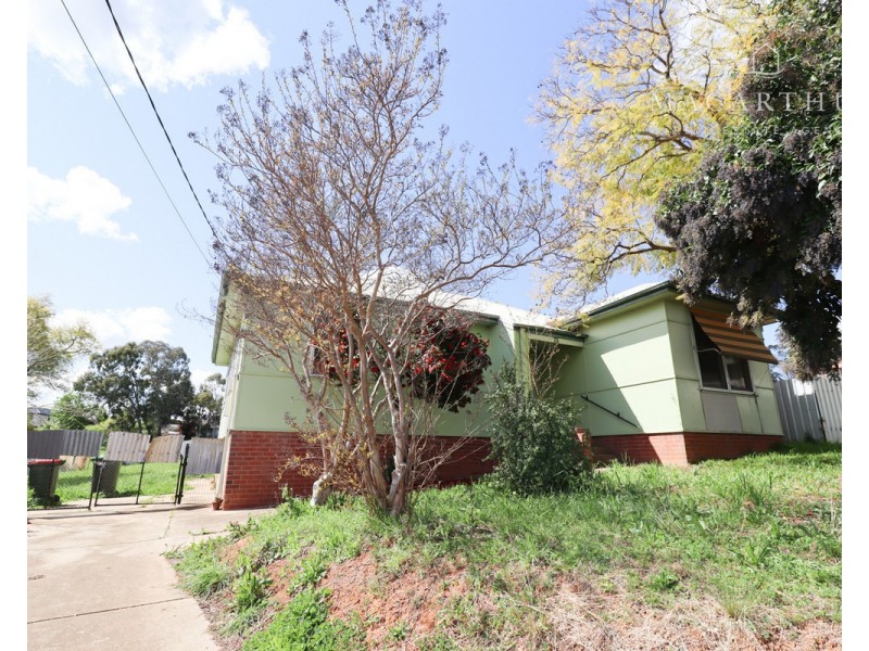 25 Phillip Street, Mount Austin NSW 2650
