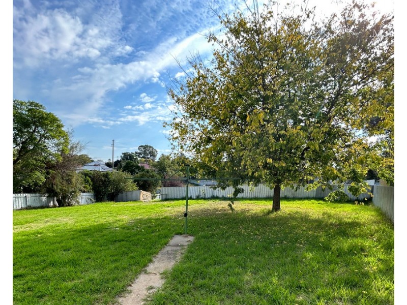 25 Phillip Street, Mount Austin NSW 2650