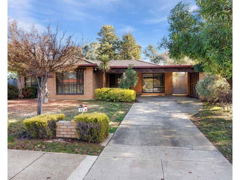 18 Pinaroo Drive, Glenfield Park NSW 2650