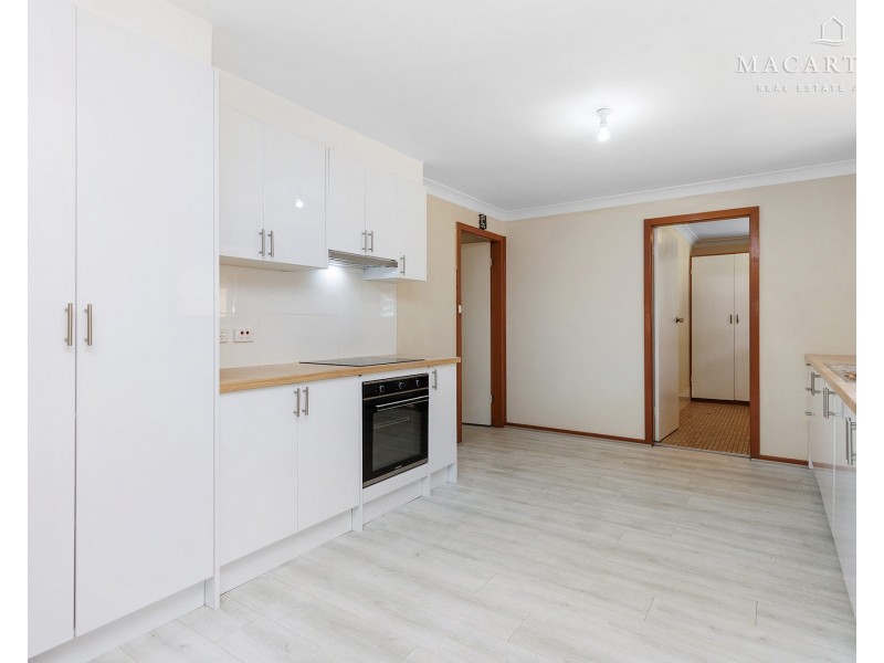 18 Pinaroo Drive, Glenfield Park NSW 2650