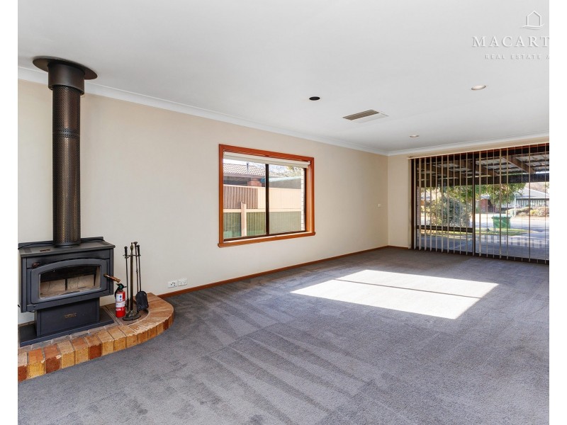 18 Pinaroo Drive, Glenfield Park NSW 2650