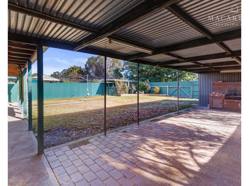 18 Pinaroo Drive, Glenfield Park NSW 2650