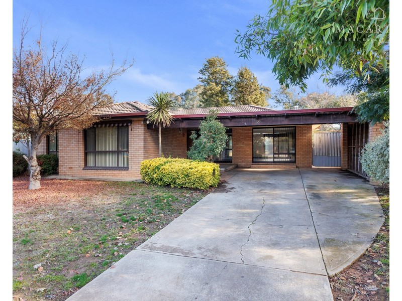 18 Pinaroo Drive, Glenfield Park NSW 2650