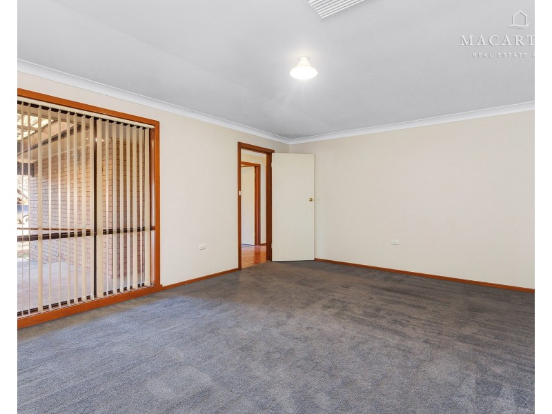 18 Pinaroo Drive, Glenfield Park NSW 2650