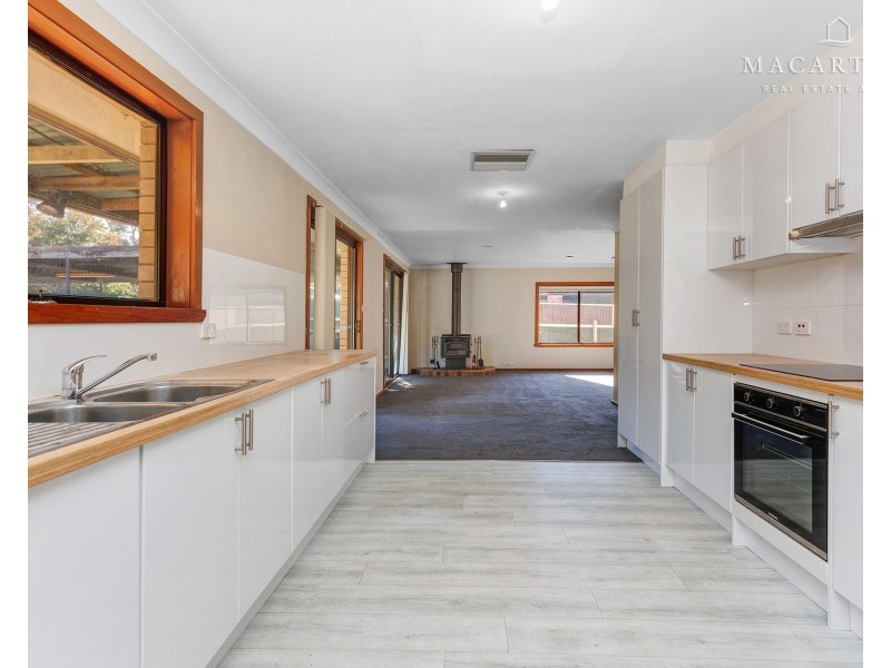 18 Pinaroo Drive, Glenfield Park NSW 2650