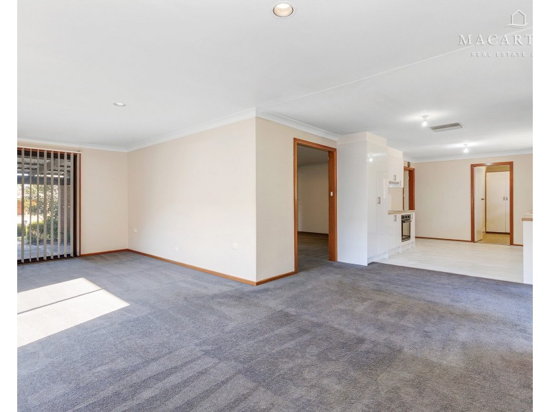 18 Pinaroo Drive, Glenfield Park NSW 2650