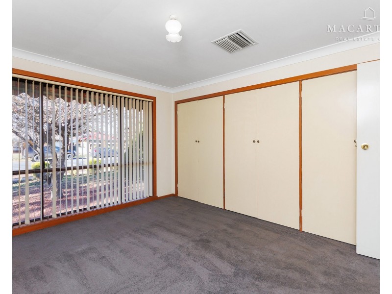 18 Pinaroo Drive, Glenfield Park NSW 2650