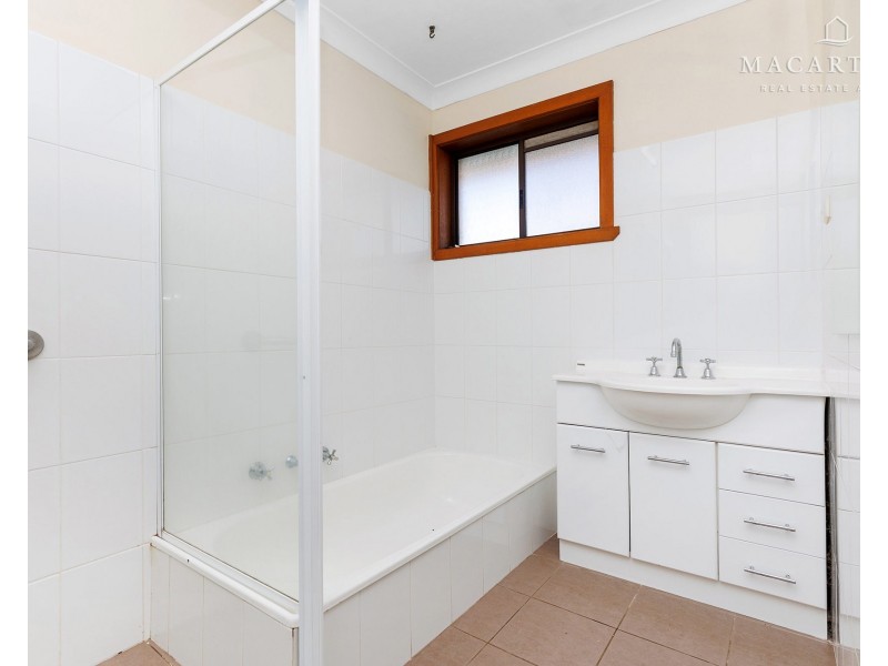 18 Pinaroo Drive, Glenfield Park NSW 2650