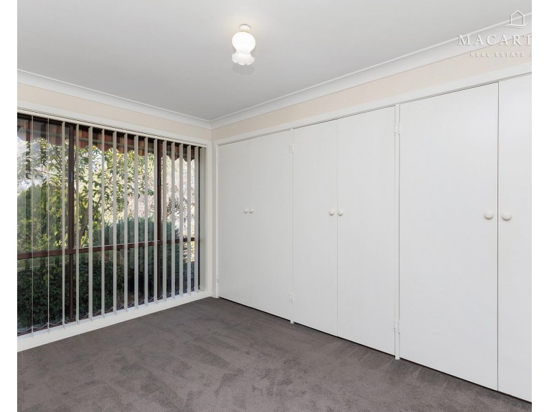 18 Pinaroo Drive, Glenfield Park NSW 2650