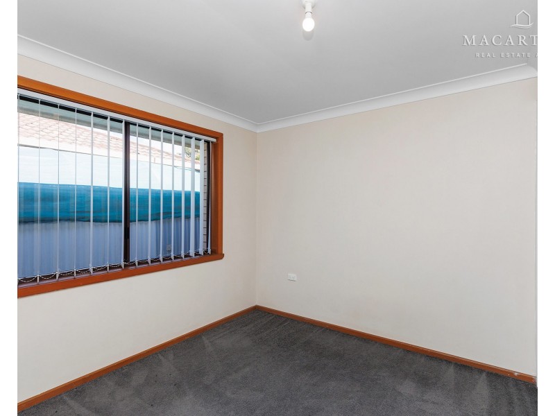 18 Pinaroo Drive, Glenfield Park NSW 2650