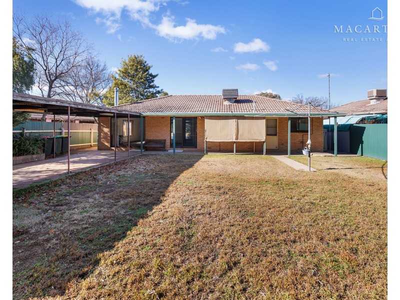 18 Pinaroo Drive, Glenfield Park NSW 2650