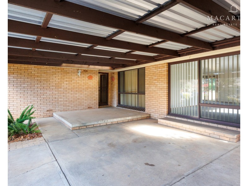 18 Pinaroo Drive, Glenfield Park NSW 2650