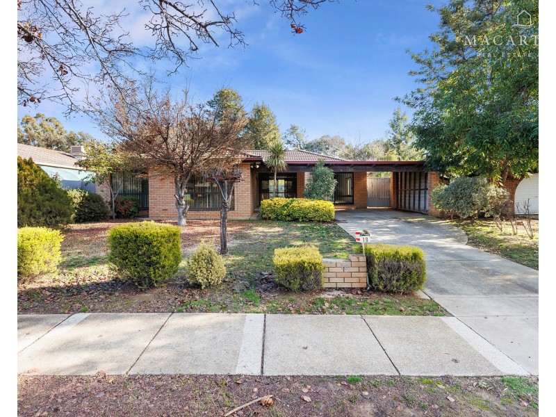 18 Pinaroo Drive, Glenfield Park NSW 2650