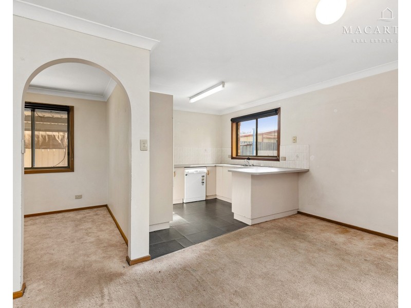 3 Magnolia Parade, Lake Albert NSW 2650
