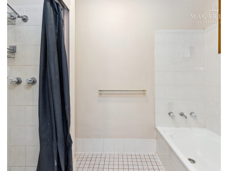 3 Magnolia Parade, Lake Albert NSW 2650