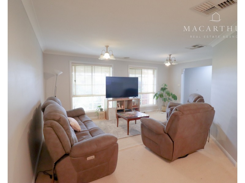 28 Roberts Way, Kooringal NSW 2650