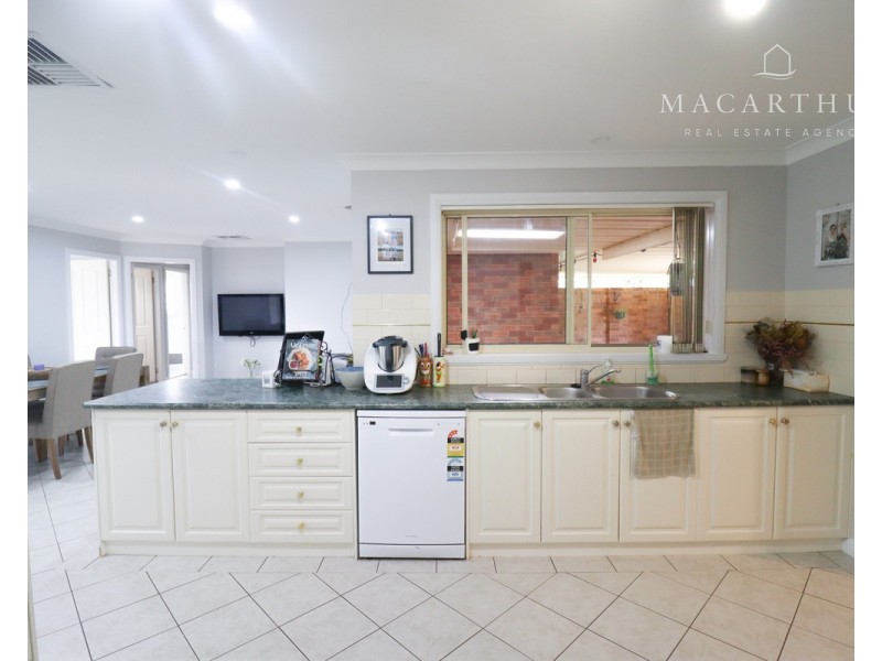 28 Roberts Way, Kooringal NSW 2650