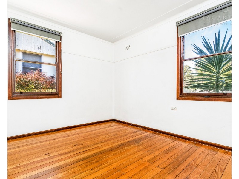 6 Phillip Avenue, Mount Austin NSW 2650