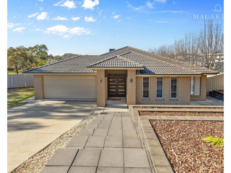 14 Plunkett Drive, Lake Albert NSW 2650