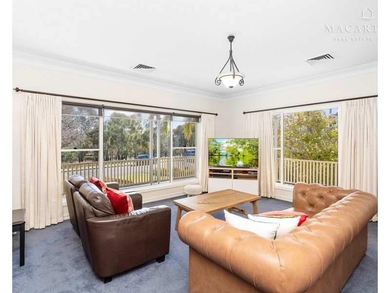 36 Lakehaven Drive, Lake Albert NSW 2650