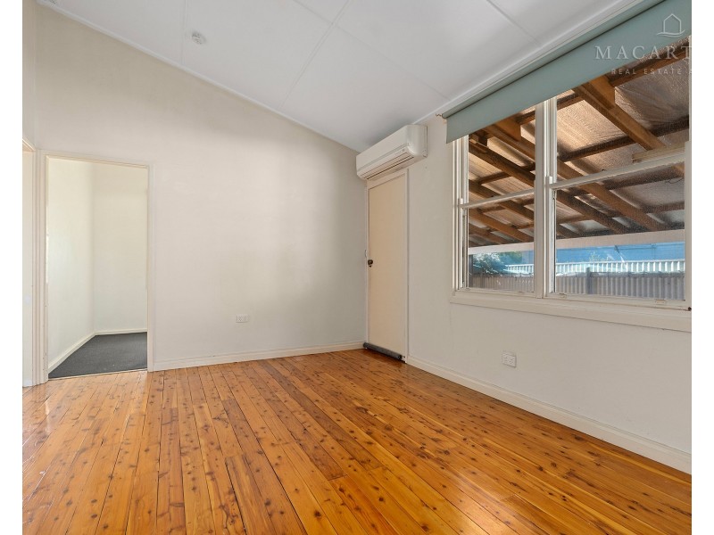 69 Phillip Avenue, Mount Austin NSW 2650