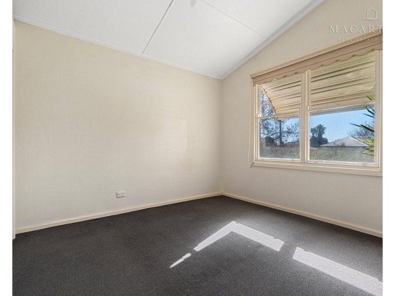 69 Phillip Avenue, Mount Austin NSW 2650