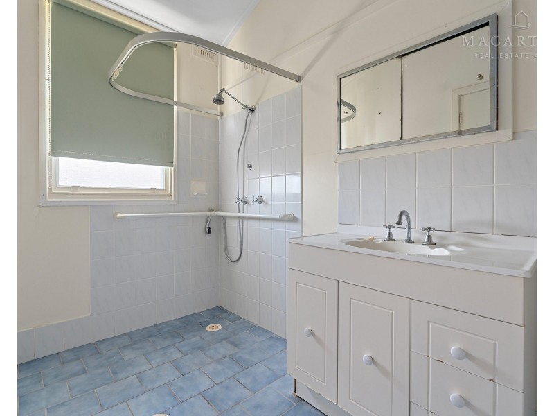 69 Phillip Avenue, Mount Austin NSW 2650