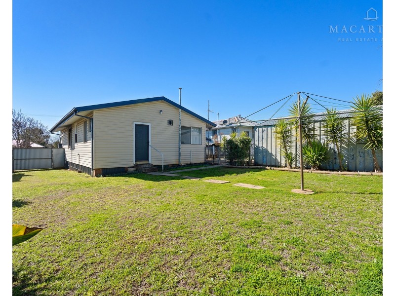 69 Phillip Avenue, Mount Austin NSW 2650