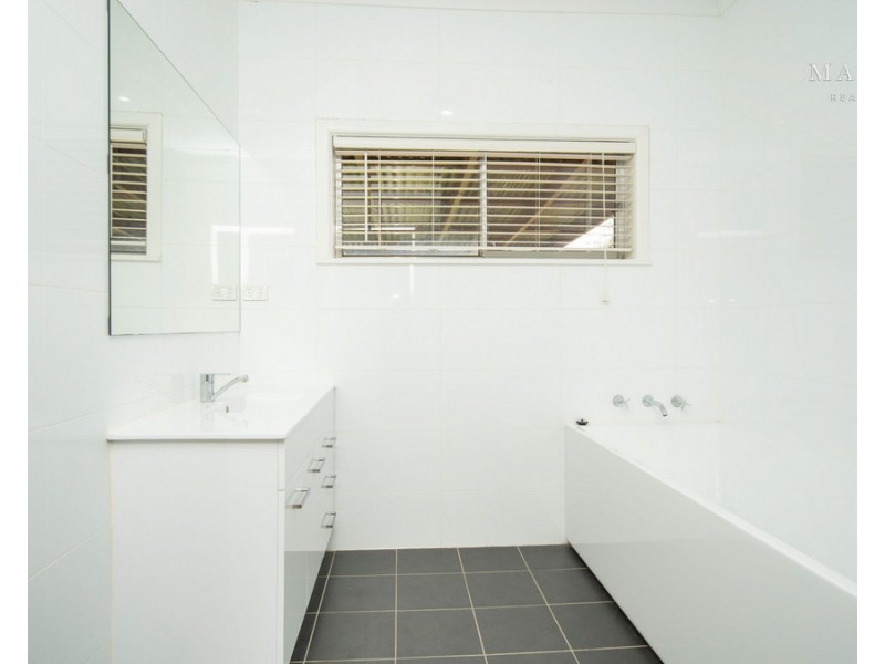65 Main Street, Lake Albert NSW 2650
